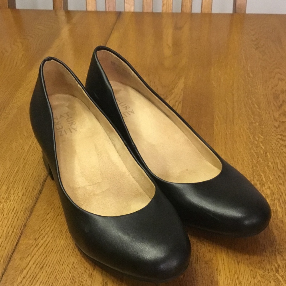 Woman’s Naturalizer black block heel pump. Size 8.5. 2” heel. Barely worn!